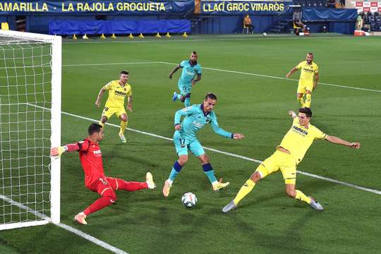 Đây chắc chắn không phải là điều mà Pau Francisco Torres (Villarreal) mong muốn. Nỗ lực ngăn cản một đường chuyền tấn công của đối phương và anh ấy đã đưa bóng về lưới nhà. Tỉ số lúc này là 0:1.