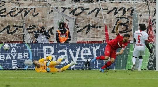 Một đường chuyền xé toang hàng phòng ngự đưa bóng đến chân Kevin Volland (Bayer Leverkusen) trong vòng cấm và cầu thủ này đã không bỏ lỡ cơ hội, anh sút bóng qua người thủ môn vào lưới.
