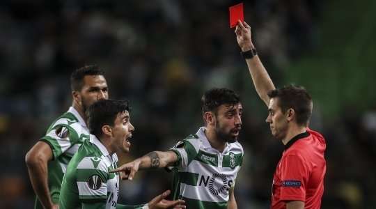 Marcos Acuna (Sporting) bị phạt một thẻ vàng bởi trọng tài Clement Turpin, và vì đây đã là lần thứ hai bị phạt thẻ, anh đã bị đuổi khỏi sân.