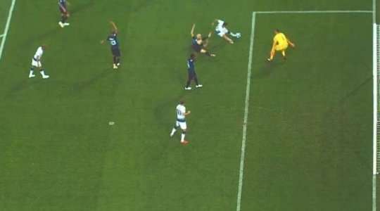 Erik Lamela (Tottenham) dứt điểm từ cự ly gần sau một tình huống bóng bật ra. Tuy nhiên, thủ môn đã có một pha cản phá xuất sắc để đẩy bóng ra ngoài. Một nỗ lực cứu thua tuyệt vời.