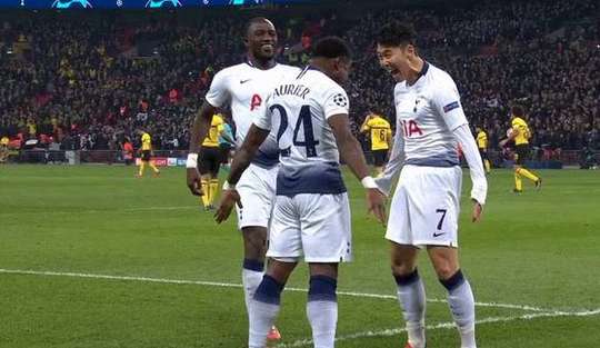 Jan Vertonghen thực hiện một quả tạt bổng chính xác vào vòng cấm. Heung-Min Son (Tottenham) đón bóng và dứt điểm nhanh vào phía trong cột dọc bên trái. Thủ môn đã không có cơ hội nào để cản phá! Tỉ số đã được thay đổi thành: 1:0.