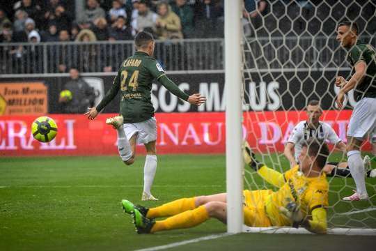 Một bàn thắng ngoạn mục! Mathieu Cafaro (Reims) bứt tốc như một mũi lao vào vòng cấm để đón quả tạt và sút bóng vào góc thấp bên phải, để mặc thủ môn đứng chôn chân sững sờ!
