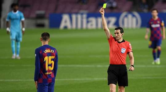 Clement Lenglet (Barcelona) bị phạt thẻ sau khi làm ngã đối phương. Trọng tài Juan Martinez Munuera đã có một quyết định dễ dàng.