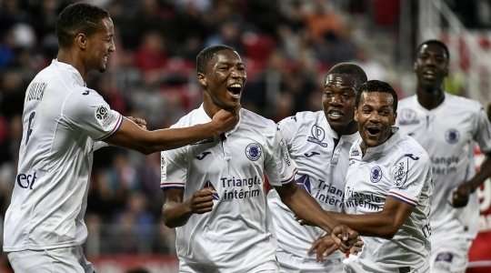 Bóng đã đi vào lưới! Bafode Diakite (Toulouse) thử vận may của mình từ rìa vòng cấm và thần may mắn đã mỉm cười khi cú sút của anh đi trúng một cầu thủ khác và đổi hướng, khiến thủ môn Runar Alex Runarsson không kịp trở tay. Tỉ số đã được nâng lên 0:1.