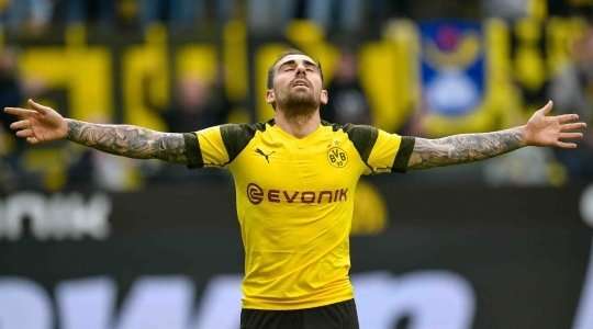 Vào! Jadon Sancho đưa bóng qua vòng cấm và Alcacer Paco (Dortmund) đã có một nhiệm vụ dễ dàng nhất thế giới để đưa bóng vào lưới trống. 2:0.
