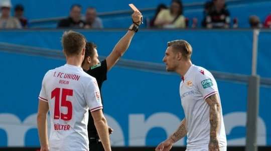 Trọng tài Robert Hartmann đã có quyết định cuối cùng sau khi xem xét lại tình huống vừa rồi qua hệ thống VAR, và đó là một chiếc THẺ ĐỎ dành cho Sebastian Polter (Union Berlin).
