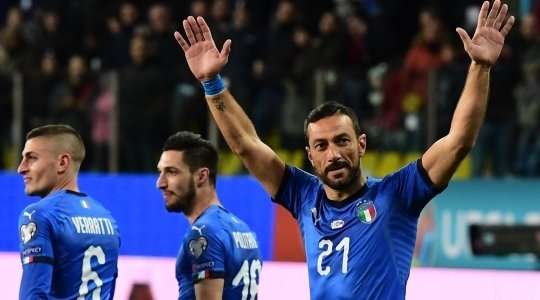 Vào! Benjamin Buchel đã chạm được những đầu ngón tay vào bóng sau cú sút của Fabio Quagliarella (Ý), nhưng chừng đó thôi không đủ ngăn trái bóng đi vào chính giữa khung thành.