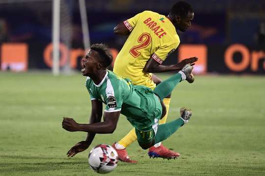 đã phạm lỗi. Ít nhất đó là điều mà trọng tài Mustapha Ghorbal đang ra hiệu. Senegal có quả đá phạt.