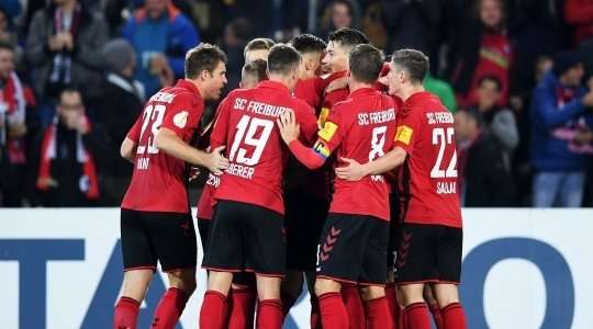 VÀO! Bóng được treo vào từ quả phạt góc và Robin Koch (Freiburg) chạy chỗ rất tốt để tung một cú đánh đầu thẳng vào góc thấp bên phải. Tỉ số của trận đấu đã được nâng lên: 1:1.