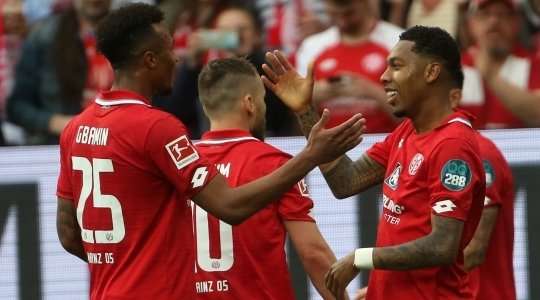 Bóng bật ra và đến chân của Jean-Paul Boetius (Mainz) ở ngay bên ngoài vòng cấm. Anh không hề do dự và tung một cú sút tuyệt vời vào sát mé trong cột dọc bên phải. Pha dứt điểm đi ra ngoài tầm với của thủ thành Oliver Baumann và tỉ số đã được thay đổi thành 2:2.