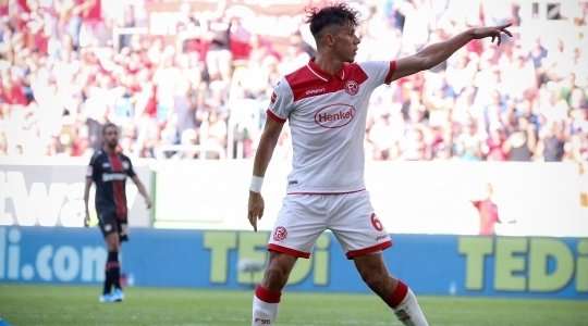 Vào! Alfredo Morales (Dusseldorf) chớp cơ hội sau một tình huống bóng bật ra trong vòng cấm và đánh bại thủ môn với một cú sút vào mé trong cột dọc bên phải. Tỉ số đã được nâng lên: 1:3.