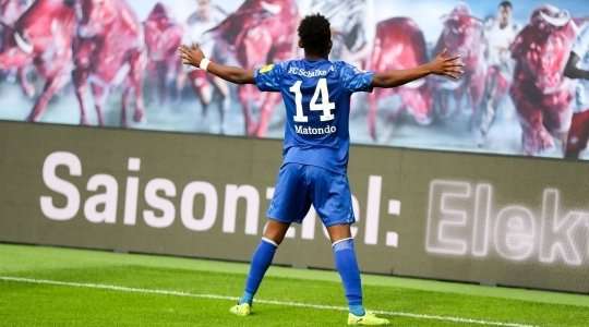 Rabbi Matondo (Schalke) có một pha đi bóng độc diễn tuyệt vời và dứt điểm từ trong vòng cấm, đánh bại thủ môn Peter Gulacsi với một cú sút vào góc phải phía dưới. Tỉ số bây giờ là: 0:3.