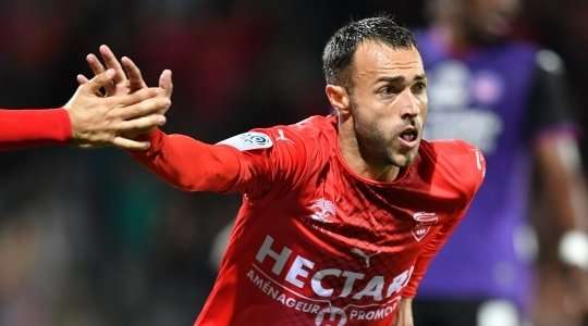 Romain Philippoteaux (Nimes) nhận một đường chuyền thú vị bên trong vòng cấm và anh sút bóng vào góc cao bên phải khung thành. Một pha dứt điểm tuyệt đẹp!