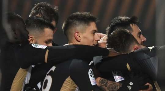 Vào! Thomas Mangani (Angers) sút bóng bật ra vào phía trong cột dọc bên trái sau khi bóng đến chỗ anh ấy trong vòng cấm. Tỉ số là 1:0.