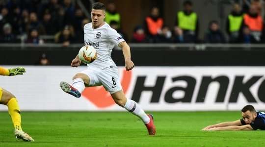 Một bàn thắng đẹp mắt! Luka Jovic (Eintracht Frankfurt) đón bóng trong vòng cấm và xuất sắc tâng bóng qua đầu thủ môn Samir Handanovic. 0:1!