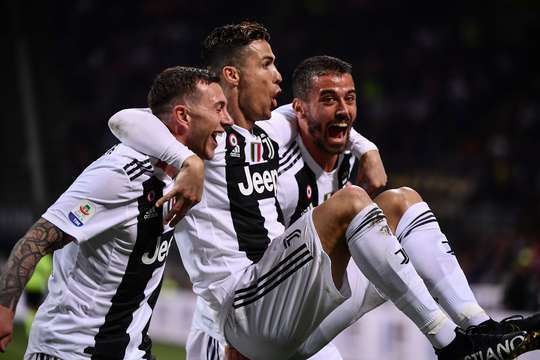 Cristiano Ronaldo (Juventus) lấy bóng tại rìa vòng cấm và tung cú sút một chạm không hề do dự. Anh ấy sút bóng xuất sắc khi nó đi vào góc phải phía dưới. Có thể thực hiện tốt hơn không? Chắc chắn là không. 1:1.