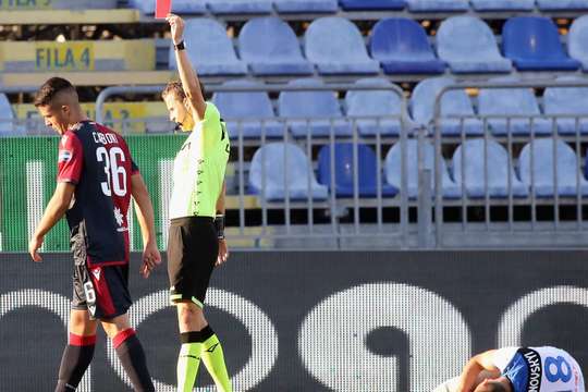 Có lẽ Andrea Carboni (Cagliari) đã không nhận ra rằng mình đã bị cảnh cáo trước đó và anh có vẻ rất shock khi trọng tài rút ra cho mình chiếc thẻ vàng thứ hai!