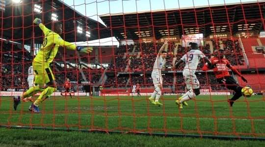 Một bàn thắng đẹp mắt! Ismaila Sarr chuyền bóng cho M'Baye Niang (Rennes), người đang đứng ở một vị trí trống trải trong vòng cấm để cầu thủ này có một cú sút một chạm, đưa bóng vòng qua người thủ môn Brice Samba và đi vào góc thấp bên trái mành lưới. Tỉ số là 3:1.
