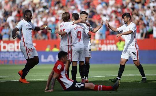Nó đã đi vào lưới! Wissam Ben Yedder tung một đường chuyền đến Munir El Haddadi (Sevilla), và anh ấy dễ dàng đưa bóng vào lưới trống. Tỉ số là 2:0.