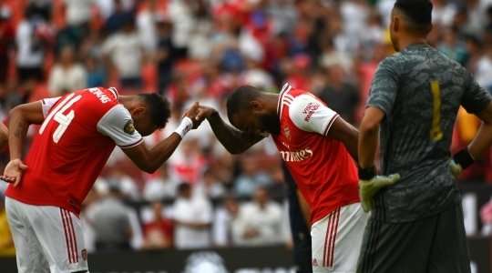 Pierre-Emerick Aubameyang (Arsenal) thoát xuống sau đường chuyền từ Alexandre Lacazette, anh lao vào vòng cấm và tung cú sút như búa bổ về phía góc cao khung thành trong tư thế đối mặt với thủ môn.