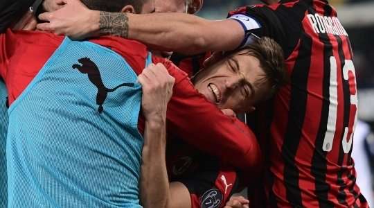 Vào! Samu Castillejo đón đường chuyền và đánh đầu kiến tạo cho Krzysztof Piatek (AC Milan), người đã khống chế bóng và dứt điểm gọn gàng vào lưới. 1:2.