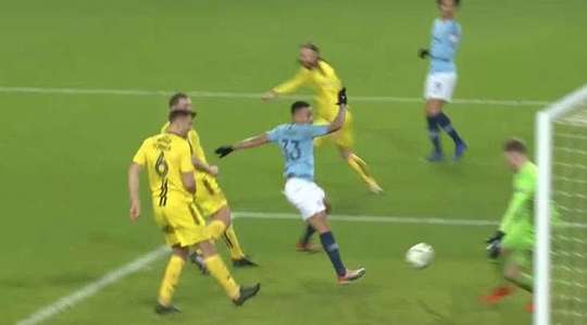 Vào! Đường trả bóng về tuyến hai từ đường biên ngang của Leroy Sane kiến tạo cơ hội cho Gabriel Jesus (Manchester City) dễ dàng sút bóng vào góc thấp bên phải khung thành. Tỉ số là 7:0.