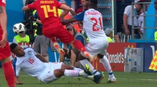 Eric Davis (Panama) bị phạt thẻ sau khi làm ngã đối phương. Trọng tài Janny Sikazwe đã có một quyết định dễ dàng.