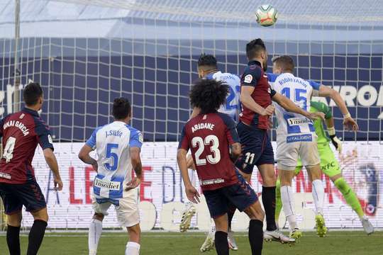 Vào! Bóng được treo vào vòng cấm từ quả phạt góc và tìm đến đầu của Enric (Osasuna), người đã nhảy cao nhất và thử vận may với một cú đánh đầu từ gần chấm phạt đền. Pha dứt điểm có đủ lực và đủ chính xác để đi vào sát mé trong cột dọc bên phải. Tỉ số của trận đấu đã được cập nhật: 2:1.