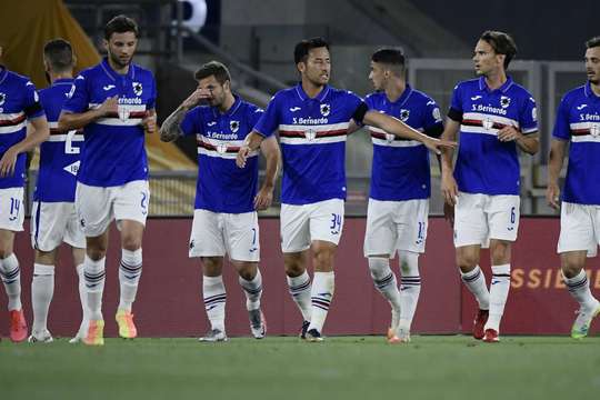 Manolo Gabbiadini (Sampdoria) khôn khéo phá bẫy việt vị và xông về phía khung thành. Khi trước mặt chỉ còn người gác đền, anh lạnh lùng đệm bóng, đưa bóng vượt quá tầm với của thủ môn và bay vào lưới!