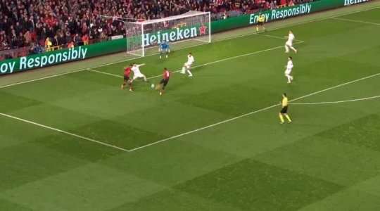 Paul Pogba (Manchester United) phản xạ rất nhanh để nhận bóng ngay trong vòng cấm, nhưng cú sút của anh lại bị hậu vệ cản phá. Trợ lý trọng tài chỉ vào cột cờ góc, quả phạt góc sẽ được dành cho các cầu thủ Manchester Utd.