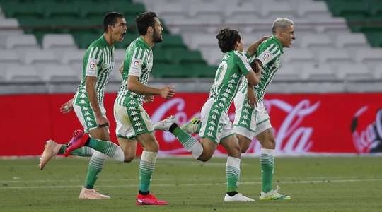 Cristian Tello (Betis) đang đợi một đường chuyền tại rìa vòng cấm và khi có bóng, anh sút mạnh như búa bổ, đưa bóng vào vào góc thấp bên phải khung thành.