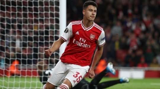 Vào! Kieran Tierney kiến tạo bằng một đường căng ngang tuyệt đẹp vào vòng cấm, và Martinelli (Arsenal) cũng hoàn thành tốt phần việc của mình bằng một cú đánh đầu từ cự ly gần làm tung nóc lưới. Tỉ số là 1:0.
