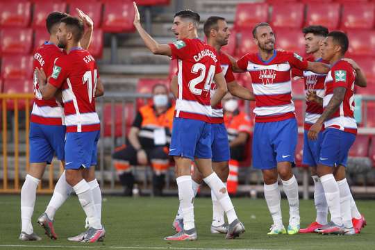 Roberto Soldado (Granada CF) bật lên đón một quả tạt tuyệt đẹp và đánh đầu hiểm hóc vào góc thấp gần cột dọc bên trái.