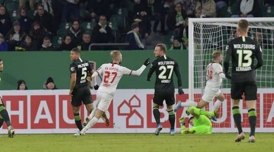 Bóng đã nằm trong lưới sau một pha dứt điểm xuất sắc của Konrad Laimer (RB Leipzig)! Yussuf Poulsen chọc khe rất sắc sảo và kiến tạo cơ hội cho Konrad Laimer (RB Leipzig), người đã phản ứng rất nhanh để thoát xuống đối mặt với thủ môn và dứt điểm từ cự li gần vào góc thấp bên trái khung thành. Tỉ số bây giờ là 0:4.