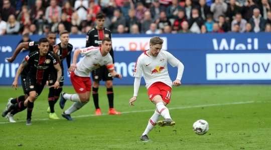 Vào! Emil Forsberg (RB Leipzig) sút bóng vào góc thấp bên phải khung thành, vượt qua tầm với của Lukas Hradecky dù thủ môn đã đổ người hết cỡ.