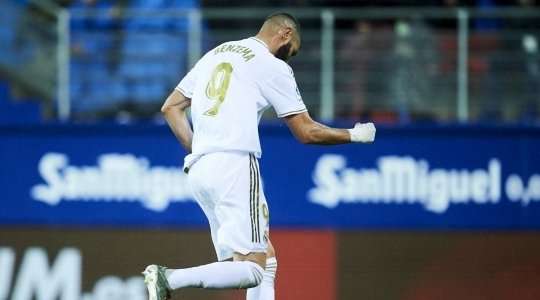 Vào! Karim Benzema (Real Madrid) giành chiến thắng trên chấm phạt đền bằng một cú sút không thể cản phá, vượt qua tầm với của thủ môn Marko Dmitrovic vào góc thấp bên trái.