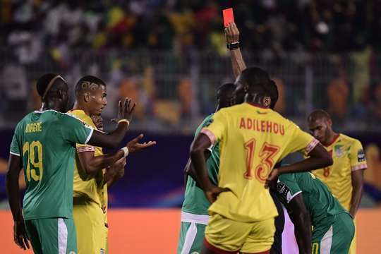Trọng tài quyết định rút thẻ đỏ trực tiếp cho cú tắc bóng kinh khủng. Olivier Verdon (Benin).