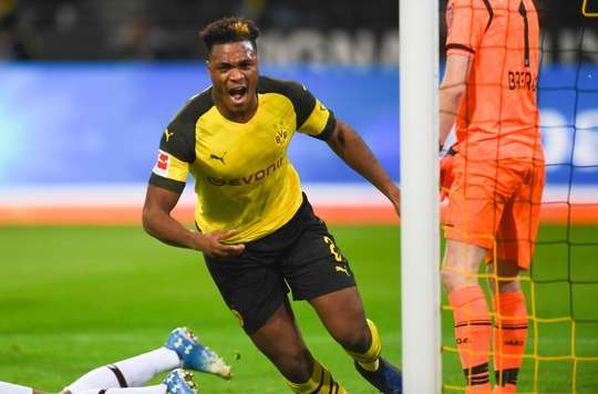 Jadon Sancho thực hiện một đường căng ngang từ quả phạt góc trước đó để đưa bóng đến vị trí của Dan-Axel Zagadou (Dortmund) ở bên trong vòng cấm. Cầu thủ này dứt điểm và ghi bàn, đưa bóng chìm vào ngay giữa khung thành. Một pha kết thúc xuất sắc. 1:0.