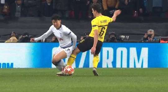 Thomas Delaney (Dortmund) vừa có một pha tắc bóng khá quyết liệt và trọng tài Antonio Mateu Lahoz đã thổi phạt. Thomas Delaney (Dortmund) nhận thẻ vàng sau tình huống vào bóng thô bạo. Anh sẽ phải hết sức cẩn thận trong thời gian thi đấu còn lại. Tottenham giành được một quả đá phạt. Một vị trí triển vọng để sút thẳng.