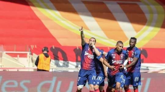 Enzo Crivelli (Caen) bật cao đánh đầu vào góc phải phía dưới. Danijel Subasic không thể đẩy bóng ra và tỉ số là 0:1.