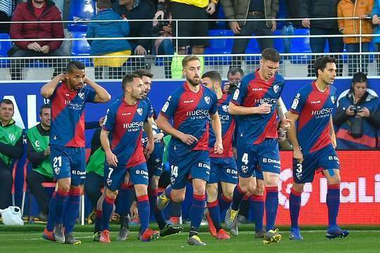 Vào! Javier Galan tung một đường chuyền tuyệt vời đến vị trí của Juanpi (Huesca) trong vòng cấm, và cầu thủ này tận dụng rất tốt cơ hội để dứt điểm gọn gàng vào góc thấp bên trái. 1:0.