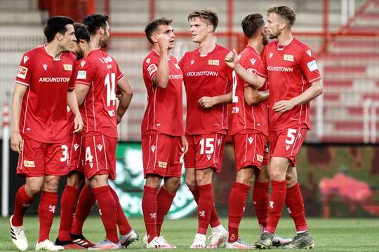 PHẢN LƯỚI NHÀ! Bóng từ quả đá phạt được treo vào phía trước cầu môn và Ben Zolinski (Paderborn) đã rất đen đủi đánh đầu thẳng vào lưới nhà. 1:0.