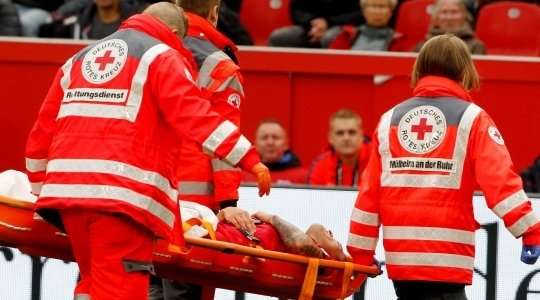 Vấn đề cho Peter Bosz khi Aranguiz không thể thi đấu nữa. Chấn thương của anh ấy quá nghiêm trọng và Kerem Demirbay (Bayer Leverkusen) thay thế anh ấy.