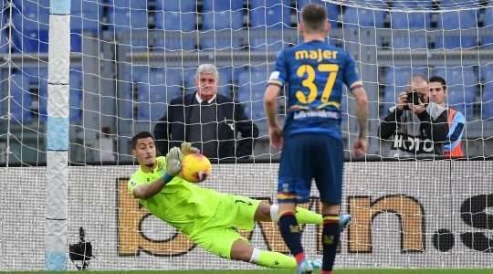 Khouma Babacar (Lecce) không đánh bại được thủ môn từ chấm phạt đền với cú sút vào phía trong cột dọc bên trái. Thomas Strakosha đã đoán được ý đồ của đối thủ và đổ người cản phá thành công.