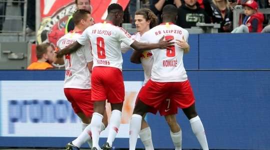 Marcel Sabitzer (RB Leipzig) trình diễn khả năng đá phạt xuất sắc của mình, từ một cự ly mà anh đã quá quen thuộc. Đó là một cú sút hoàn hảo làm tung nóc lưới khung thành đối phương.