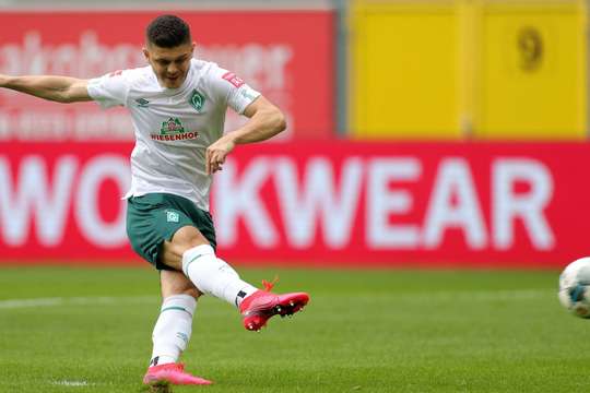 Milot Rashica (Werder Bremen) được trao một cơ hội tuyệt vời để ghi bàn từ chấm phạt đền. Anh sút bóng về phía cột dọc bên trái, nhưng Leopold Zingerle đã đổ người rất nhanh để cản phá cú sút.