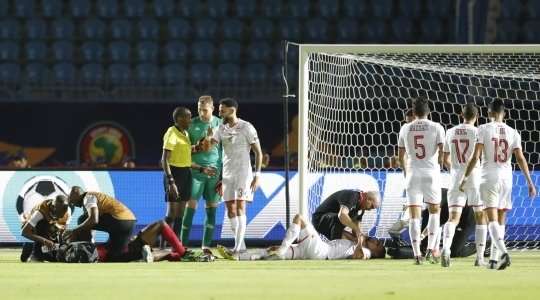 Rami Bedoui (Tunisia) ra hiệu là mình đang bị đau, nhưng anh sẽ phải rời khỏi sân để nhận được sự chăm sóc từ đội ngũ y tế.