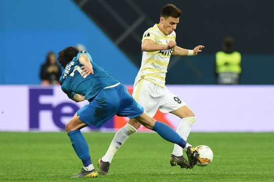 Sardar Azmoun (Zenit St Petersburg) không thể trông đợi gì hơn một chiếc thẻ vàng cho pha tắc bóng quá rắn của anh ấy. Và đúng là một chiếc thẻ vàng. Michael Oliver không cần suy nghĩ nhiều để đưa ra quyết định vừa rồi.