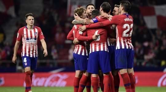 Bóng bật ra ngay trước khung thành và Diego Godin (Atl. Madrid) đánh đầu thành bàn.