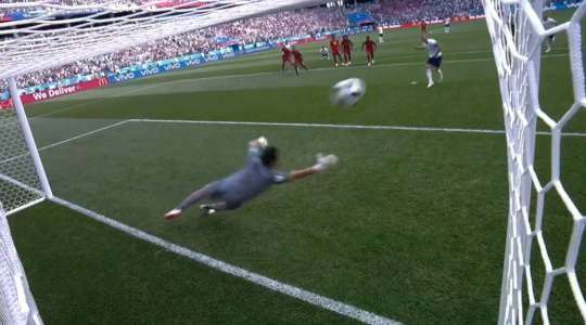 Vào! Harry Kane (Anh) sút bóng vào góc cao bên trái khung thành, vượt qua tầm với của Jaime Penedo dù thủ môn đã đổ người hết cỡ.